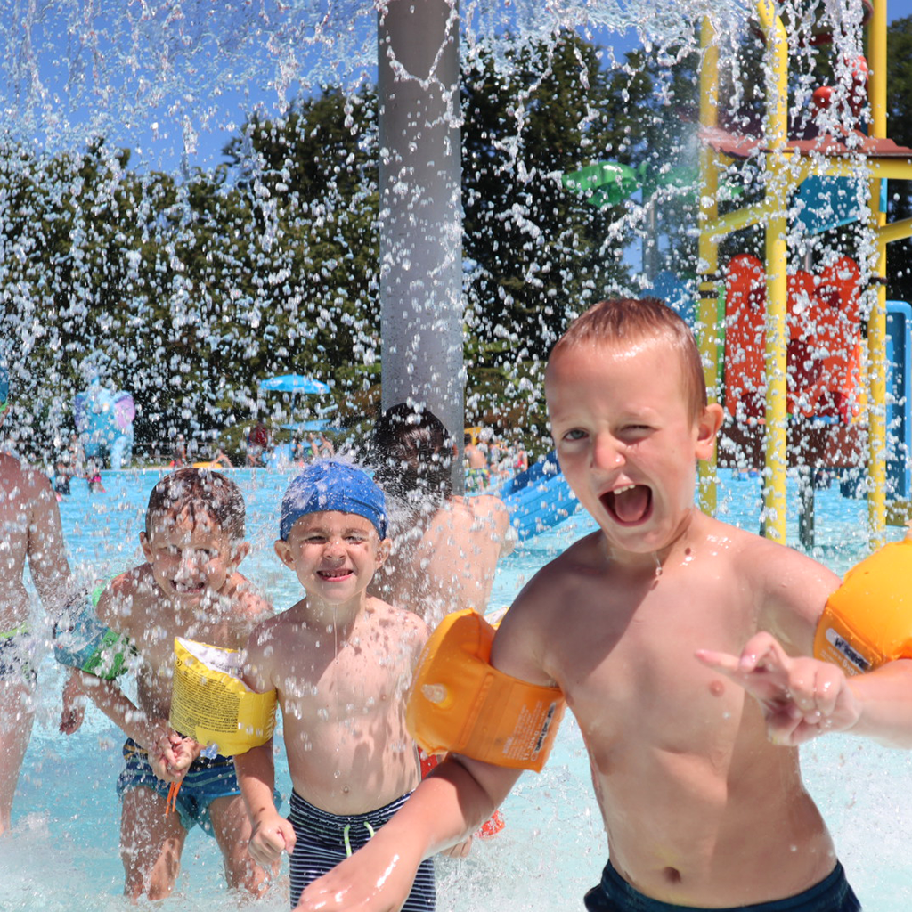 bambini-che-si-divertono-in-piscina-ad-art-camp-novara.png